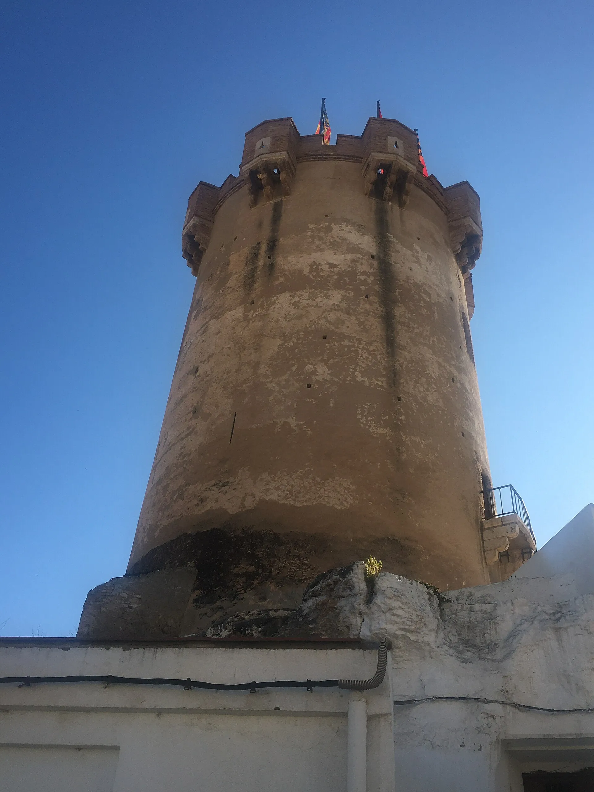 La Torre de Paterna, torre defensiva de origen islámico, bajo un cielo azul